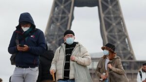الشارع الفرنسي يترقب خطاب ماكرون بعد دخول البلاد موجة ثالثة من كورونا