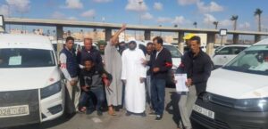 العيون: سائقوا سيارات الأجرة يحملون شارات حمراء تنديدا بارتفاع أسعار المحروقات.