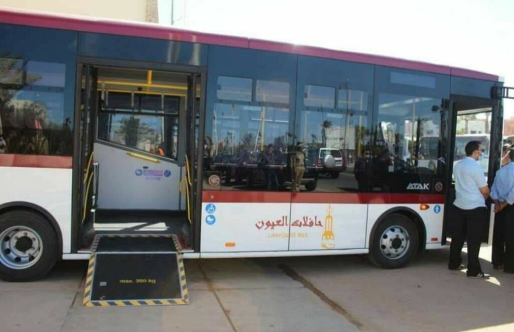 حافلات العيون وسيلة أساسية للتنقل