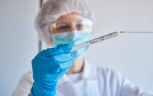اختبار ال -ب س أر- هل يصلح للكشف عن المتحور أوميكرون؟