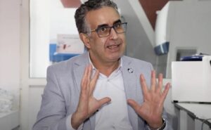 البروفسور الابراهيمي يجب التحلي بالالتزام والهدوء للتصدي للمتحور أوميكرون