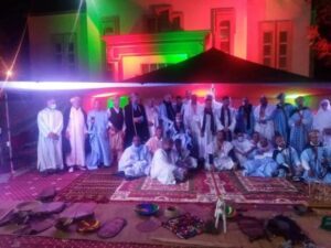 أسدل الستار امس الأحد 31 أكتوبر المنصرم، عن الدورة الثالثة لمهرجان القصيدة البدوية الحسانية والمنظم من طرف المديرية الجهوية للشباب والثقافة والتواصل (قطاع الثقافة) ومجلس جهة العيون الساقية الحمراء، من 29 إلى 31 أكتوبر 2021، بدار الثقافة أم السعد، تحت شعار"الشعر الحساني في خدمة الوحدة الترابية للمملكة". وفي كلمة ختامية لفعاليات هذة النسخة من المهرجان، أعرب المدير الجهوي للثقافة بجهة العيون لحسن الشرفي عن شكره لكل الداعمين الماديين والمعنويين للمهرجان، مشيراً إلى أن هذه الدورة جاءت في إطار تفعيل برنامج التنشيط الثقافي وكذا المكون الثقافي من النموذج التنموي لجهة العيون الساقية الحمراء، وتسليط الضوء على الإبداع الشعري الحساني وتثمينه، والاعتراف بالدور الذي يضطلع به في خدمة القضايا الوطنية. وعلى هامش اليوم الأخير، تم توزيع شواهد تقديرية على المشاركات والمشاركين في المهرجان، الذي شهد جملة من الفقرات همَّت أنشطة موسيقية، وأمسيات شعرية، وندوات ثقافية ومسابقات شعرية استهدفت فئة الشباب، وتقديم كتاب جديد بعنوان"الأدب الشعبي الحساني(جرد وتصنيف)". وعرفت هذه النسخة مشاركة عمالقة الأدب الحساني بالجهة، إضافة للحضور القوي للشعراء الشباب، والفرق الموسيقية المميزة محليا ووطنيا التي نشَّطت ليالي خيمة الشعر الثلاث، كما انفتح هذه المرة على جهتي فاس_مكناس و الشرق بحضور فرقة"لبراهمة"للقصيدة البدوية و الفنانة ليلى لمريني الذي أحيت الحفل الختامي للمهرجان في دورته الثالثة.