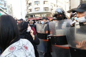 تواصل احتجاجات رافضي التلقيح والسلطات تتدخل لمنع الوقفات