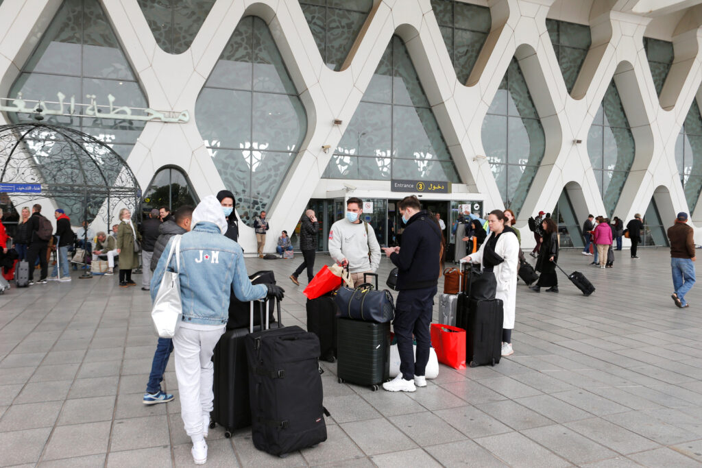 السلطات تقرر تمديد تعليق الرحلات من وإلى المغرب
