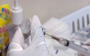 بروفيسور: العودة إلى الحياة الطبيعية رهين بأخذ الجرعة الثالثة من اللقاح