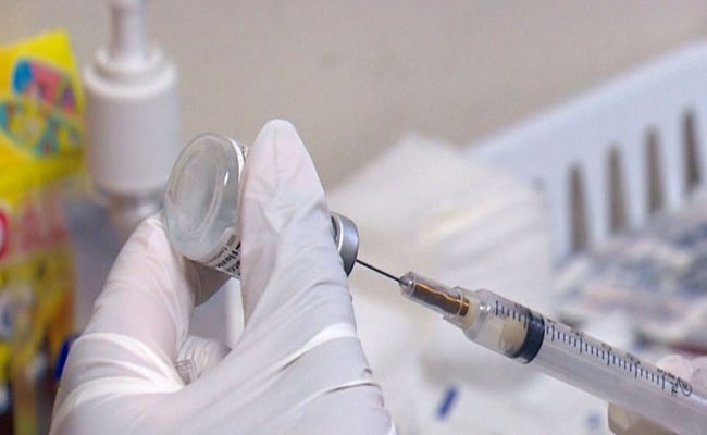 بروفيسور: العودة إلى الحياة الطبيعية رهين بأخذ الجرعة الثالثة من اللقاح