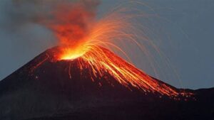 ثوران بركان يثير هلع سكان جزيرة جاوة الاندونيسية