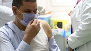 خمسيني يخدع ممرضة أثناء تلقيه جرعة لقاح كورونا