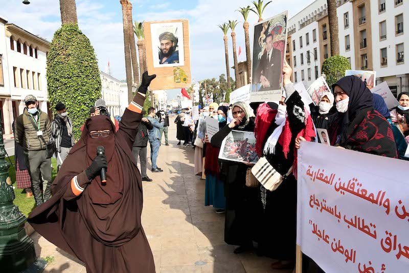 أسر المغاربة المعتقلين في سجون سوريا يحتجون بالرباط