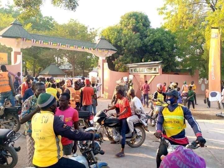 عصابة مدججة بالأسلحة تهاجم صحفيين جزائريين بالكاميرون