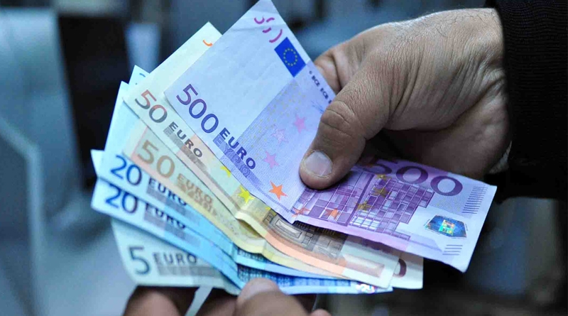 مهاجر مغربي بإيطاليا يعثر على محفظة بها 1000 يورو