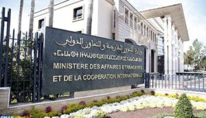 أولياء أمور الطلبة المغاربة العالقين بأوكرانيا يحتشدون أمام الخارجية