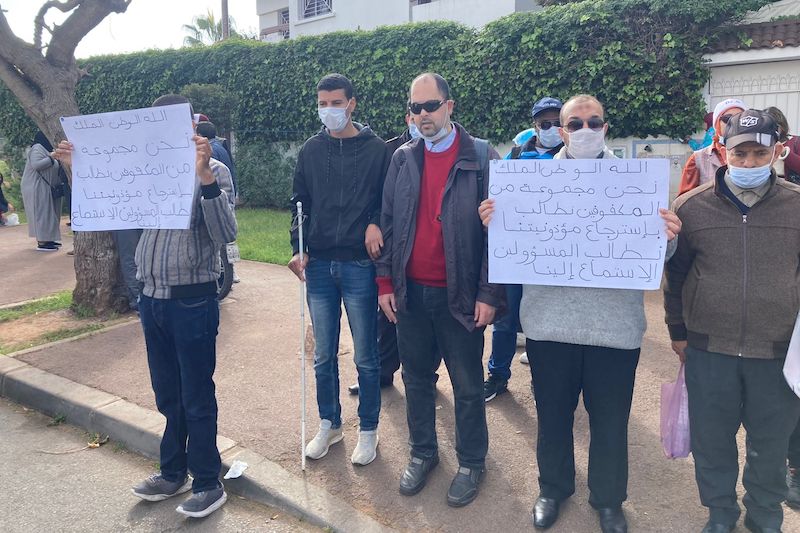 احتجاج عدد من المكفوفين أمام وزارة الداخلية
