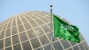 أعلنت وزارة البيئة والمياه والزراعة السعودية عن ردم وتحصين 2450 بئرا مهجورة، فيما تواصل العمل على ردم بقية الآبار المكشوفة. وأفاد المتحدث الرسمي باسم الوزارة صالح بن دخيل قوله، إنه تم ردم 2450 بئر ا مهجورة حتى الآن في مختلف المناطق، بهدف الحفاظ على سلامة الأرواح والممتلكات ،والحد من تلوث طبقات المياه الجوفية. كما أوضح أن هناك لجنة من الجهات المعنية في كل منطقة تقوم بحصر الآبار المهجورة وتحديد الإجراءات والضوابط التي تضمن سلامة عابري الطرق والمتنزهين. وأشار إلى أن الوزارة أنهت بهذه الخطوة المرحلة الأولى من مشروع تحصين وردم الآبار المهجورة بالمملكة. كما جرى حاليا التنسيق مع اللجان المشتركة في مختلف الجهات، لانطلاق المرحلة الثانية التي تستهدف تحصين وردم أكثر من 5 آلاف بئر مهجور. وأضاف أن الوزارة أتاحت الإبلاغ عن أي بئر مهجورة في جميع مناطق المملكة عن طريق نظام التطبيق الموحد للخدمات الإلكترونية التي تخدم جميع قطاعات الوزارة . وأكد أيضا أنه عند تلقي أفرع الوزارة لأي بلاغ تزور لجنة حصر الآبار المهجورة في المنطقة المعنية الموقع المحدد، وتعد تقرير ا عن حال البئر ومدى خطورته، وتحدد طريقة المعالجة إما بالتحصين أو الردم.