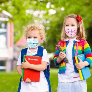 خبراء يابانيون يحذرون من خطورة فرض الكمامات على الأطفال