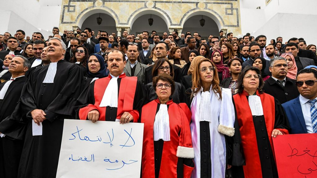 قضاة تونس ينتفضون ضد قيس سعيد بعد إصداره مرسوما لإحداث مجلس مؤقت للقضاء