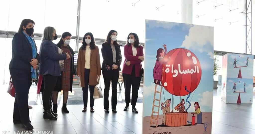 معرض "الكاريكاتير" يجسد معاناة المرأة