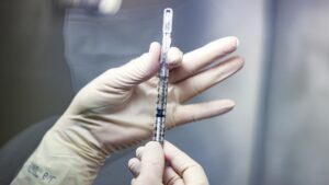 موديرنا تطلب الموافقة على جرعة معززة ضد كوفيد-19
