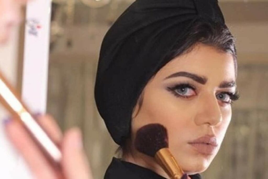 نجلاء عبد العزيز تحدث جدلاً مرة أخرى بخلعها الحجاب