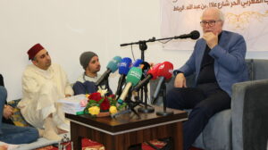 الإعلامي الصديق معنينو يحكي عن المسيرة الخضراء في محاضرة نظمتها مؤسسة الزاوية للفكر و الثراث