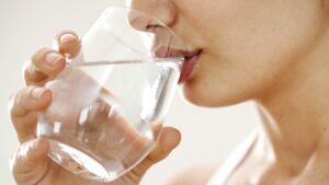 لهذه الأسباب لا تشرب الماء البارد عند الإفطار مباشرة