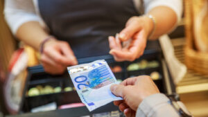 توقعات بإرتفاع تحويلات المغاربة المقيمين بالخارج إلى 100 مليار درهم