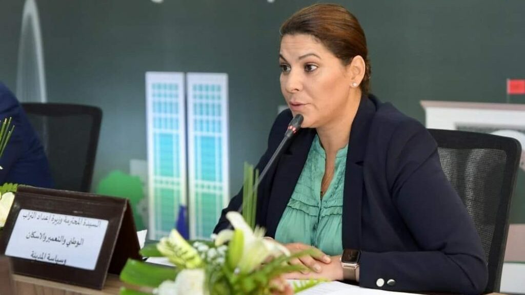 المنصوري تقص شريط الحوار الوطني حول التعمير والإسكان