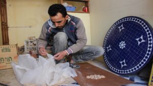 غرفة الصناعة التقليدية لجهة فاس مكناس تستنكر محاولة سطو الجزائر على الزليج التقليدي المغربي وتفتخر بمجهودات الحرفيين للحفاظ عليه