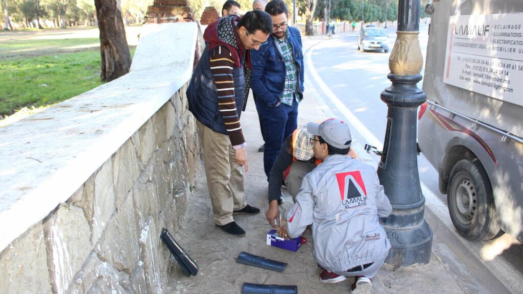 جماعة طنجة تطلق حملة واسعة لصيانة الأعمدة الكهربائية