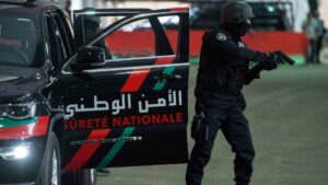 التحقيق مع شخصين صدما مواطنين وشرطيين بسيارة