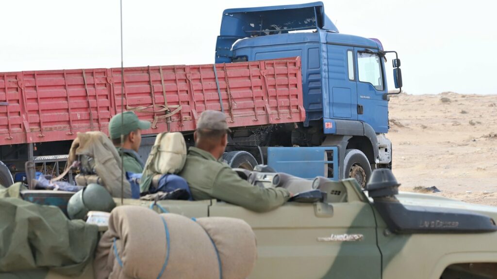 مهنيون يطالبون بتأمين عودة الشاحنات المغربية العالقة بإفريقيا