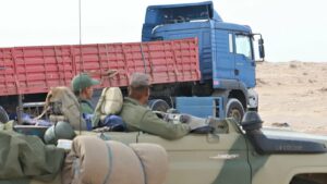 مهنيون يطالبون بتأمين عودة الشاحنات المغربية العالقة بإفريقيا