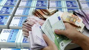 الدرهم ينخفض أمام الأورو ويرتفع مقابل الدولار
