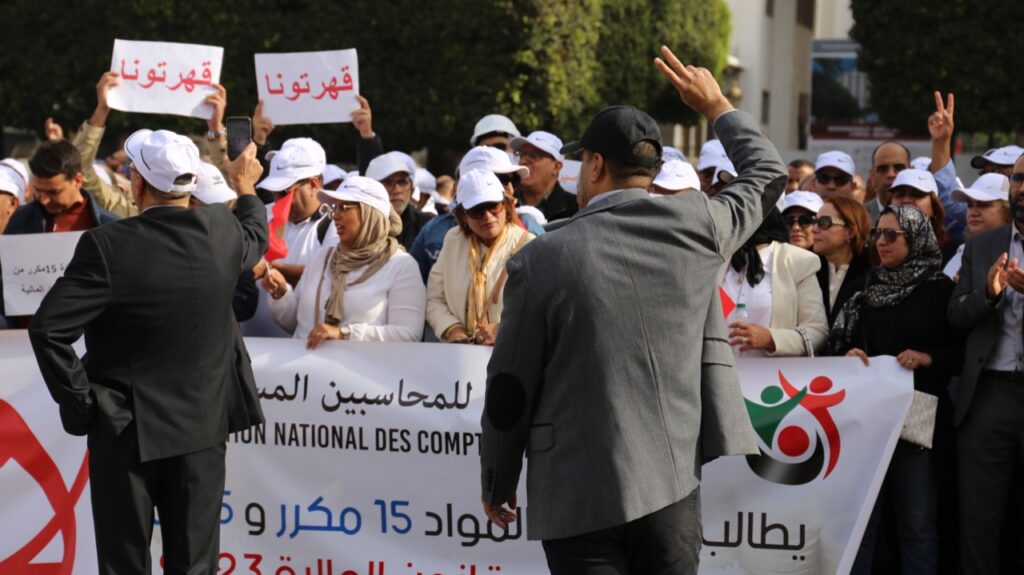 الأطباء والصيادلة والمحاسبون يحتجون أمام البرلمان بسبب مشروع قانون المالية 2023