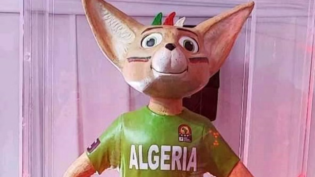 أثارت تميمة بطولة كأس أمم إفريقيا للاعبين المحليين التي ستقام في الجزائر بين 13 يناير وال4 من فبراير المقبلين ردود فعل متباينة وسط رواد مواقع التواصل الاجتماعي، بين ساخر من شكل مجسم التميمة "قبطان" ، وبين من يعتبر الأمر عاديًا ولا غرابة فيه. حيث أن أكثر من 3.1 ألف منشور هو حجم الحديث حول تميمة "قبطان" التي تم الإعلان عنها هذا اليوم، وصبت أغلب الانتقادات حول شكل التميمة وطريقة تجسيدها التي لم تكن تطابق وجه الفنيك. والفنك "الثعلب" هو حيوان يعيش في الصحراء، وهو لقب اشتهر به أيضا المنتخب الجزائري لكرة القدم.
