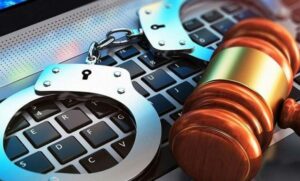 وزير العدل يتعهد بالضرب بيد من حديد ضد ظاهرة التشهير عبر المواقع الإفتراضية