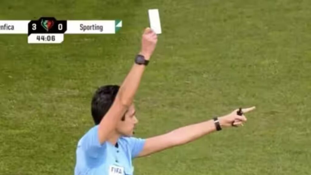 ظهور البطاقة البيضاء لأول مرة في ملاعب كرة القدم
