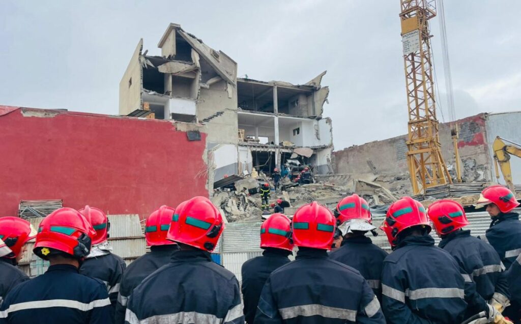 انهيار جزء من معمل مخصص للنسيج يودي بحياة شخصية وإصابة خمسة آخرين