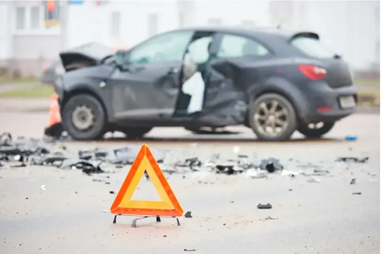 30 قتيلاً و3283 جريحاً في حوادث السير بالمناطق الحضرية خلال أسبوع لقي 30 شخصاً مصرعهم وأصيب 3283 آخرون بجروح، إصابات 130 منهم بليغة، في 2387 حادثة سير سجلت داخل المناطق الحضرية خلال الأسبوع الممتد من 20 إلى 26 أبريل 2026، وفق حصيلة للمديرية العامة للأمن الوطني. وعزا البلاغ الأسباب الرئيسية لهذه الحوادث إلى عدم انتباه السائقين، وعدم احترام حق الأسبقية، وعدم انتباه الراجلين، والسرعة المفرطة، وعدم ترك مسافة الأمان، وتغيير الاتجاه غير المسموح به، وعدم التحكم، إلى جانب مخالفات أخرى مرتبطة بعدم احترام الوقوف الإجباري والسير في الاتجاه الممنوع والسياقة في حالة سكر. وبخصوص عمليات المراقبة والزجر، سجلت مصالح الأمن 51 ألفاً و969 مخالفة، وأنجزت 8018 محضراً أحيلت على النيابة العامة، كما تم استخلاص 43 ألفاً و951 غرامة صلحية، بمبلغ إجمالي بلغ 9 ملايين و582 ألفاً و125 درهماً، مع وضع 5404 عربات بالمحجز البلدي وسحب 8018 وثيقة. الكلمات المفتاحية: حوادث السير، الأمن الوطني، المناطق الحضرية، مخالفات المرور، السلامة الطرقية.