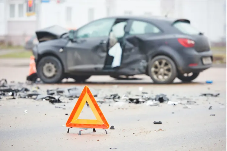 30 قتيلاً و3283 جريحاً في حوادث السير بالمناطق الحضرية خلال أسبوع لقي 30 شخصاً مصرعهم وأصيب 3283 آخرون بجروح، إصابات 130 منهم بليغة، في 2387 حادثة سير سجلت داخل المناطق الحضرية خلال الأسبوع الممتد من 20 إلى 26 أبريل 2026، وفق حصيلة للمديرية العامة للأمن الوطني. وعزا البلاغ الأسباب الرئيسية لهذه الحوادث إلى عدم انتباه السائقين، وعدم احترام حق الأسبقية، وعدم انتباه الراجلين، والسرعة المفرطة، وعدم ترك مسافة الأمان، وتغيير الاتجاه غير المسموح به، وعدم التحكم، إلى جانب مخالفات أخرى مرتبطة بعدم احترام الوقوف الإجباري والسير في الاتجاه الممنوع والسياقة في حالة سكر. وبخصوص عمليات المراقبة والزجر، سجلت مصالح الأمن 51 ألفاً و969 مخالفة، وأنجزت 8018 محضراً أحيلت على النيابة العامة، كما تم استخلاص 43 ألفاً و951 غرامة صلحية، بمبلغ إجمالي بلغ 9 ملايين و582 ألفاً و125 درهماً، مع وضع 5404 عربات بالمحجز البلدي وسحب 8018 وثيقة. الكلمات المفتاحية: حوادث السير، الأمن الوطني، المناطق الحضرية، مخالفات المرور، السلامة الطرقية.