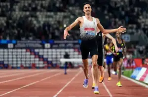 سفيان البقالي يفوز بسباق 3000 متر